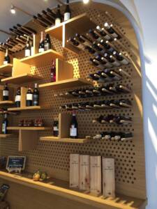 En direct d'un restaurant milanais, un mur porte bouteille tendance 