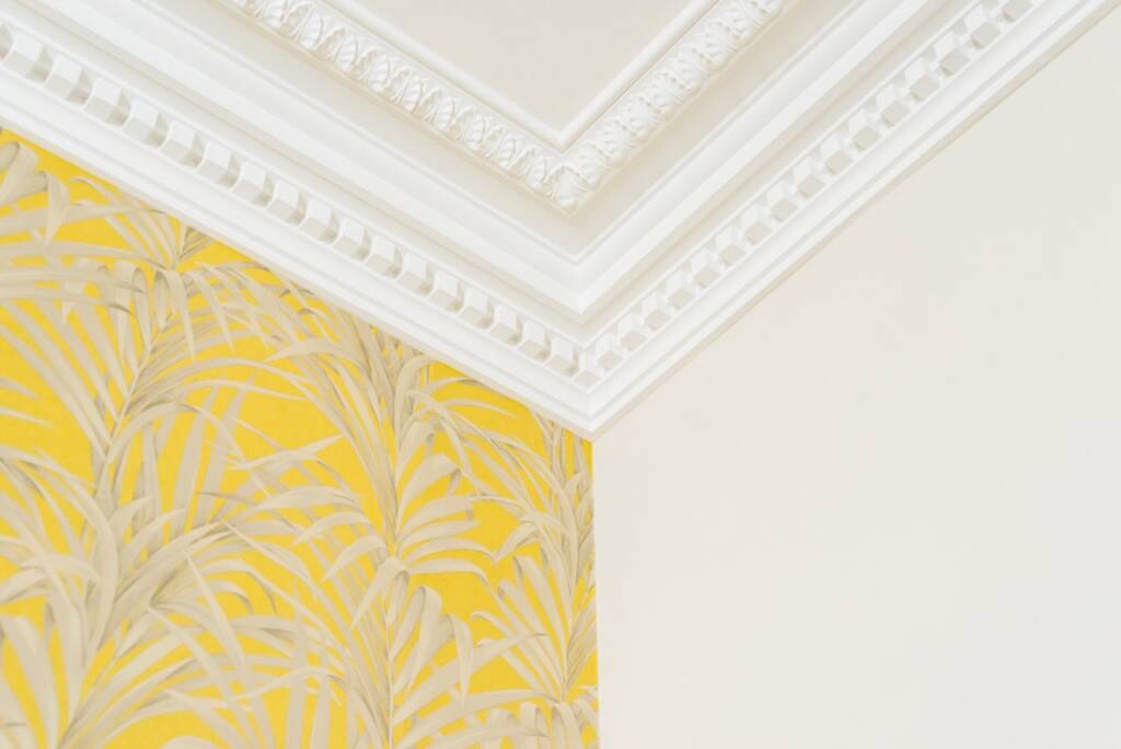 Rénovation maison nantaise par Amélie Beaumont, Décoratrice UFDI à Nantes et Pays de Loire 44 : Détail salon avec corniche et papier peint jungle jaune doré