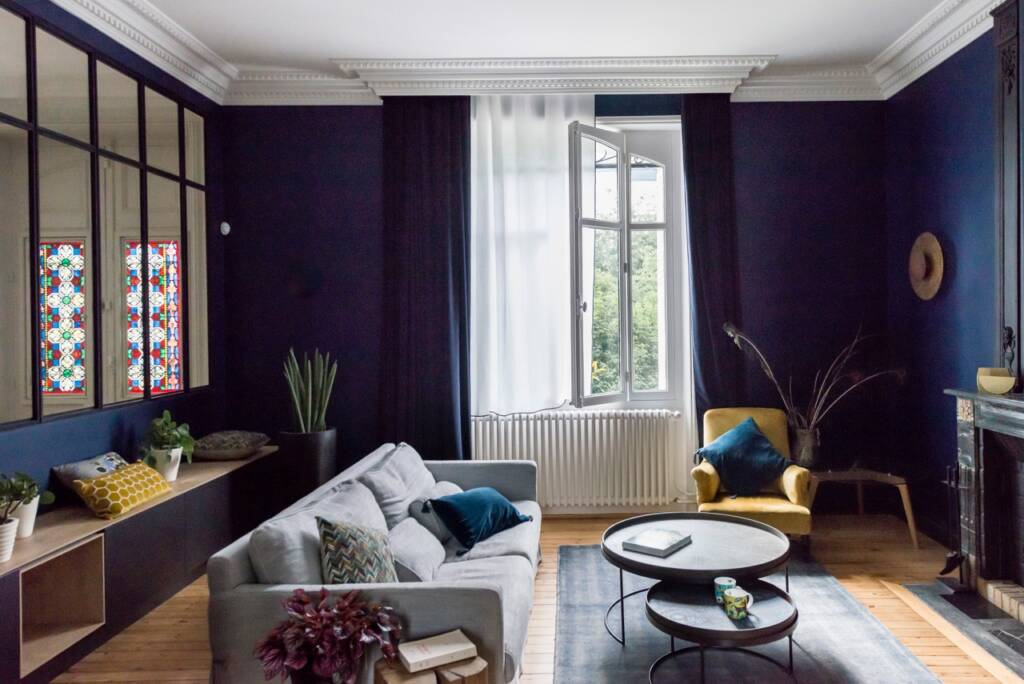Rénovation maison nantaise par Amélie Beaumont, Décoratrice UFDI à Nantes et Pays de Loire 44 : Salon aux murs bleu profond