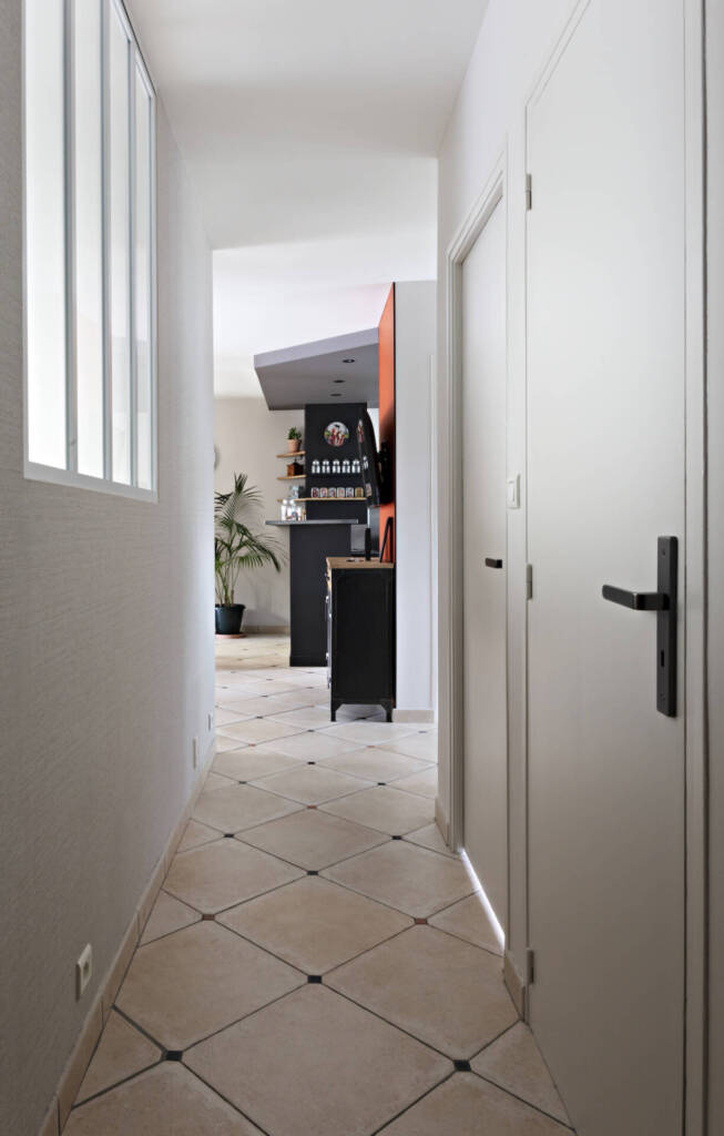 Le couloir qui mène à la cuisine, par Amélie Beaumont, Architecte d'intérieur à Nantes et Pays de Loire UFDI 44