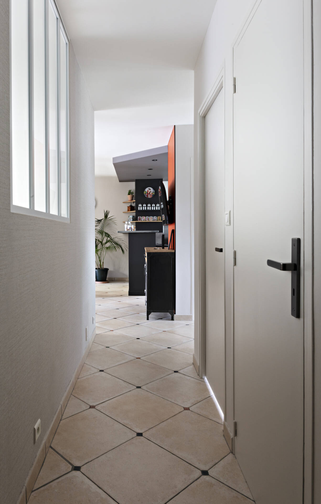 Le couloir qui mène à la cuisine, par Amélie Beaumont, Décoratrice UFDI à Nantes et Pays de Loire 44