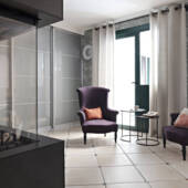 Vue du foyer de la cheminée vers les fauteuils de style retapissés, par Amélie Beaumont, Décoratrice  à Nantes et Pays de Loire 44
