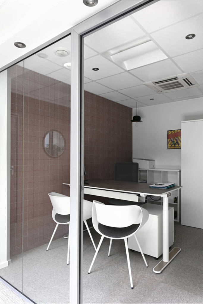 Bureau espace vitré, tissu tartan et chapeau melon, par Amélie Beaumont, Architecte d'intérieur UFDI à Nantes et Pays de Loire 44