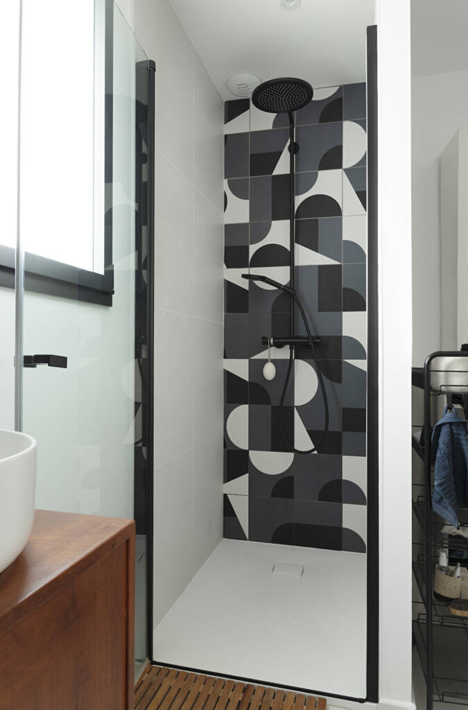 La douche avec son carrelage graphique gris noir et blanc associée à la robinetterie noir mat, par Amélie Beaumont, Architecte d'intérieur à Nantes et Pays de Loire UFDI 44
