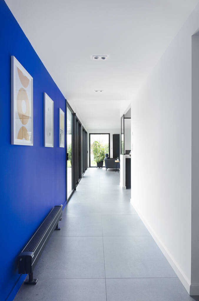 Le long couloir bleu vers la pièce de vie, par Amélie Beaumont, Architecte d'intérieur à Nantes et Pays de Loire UFDI 44
