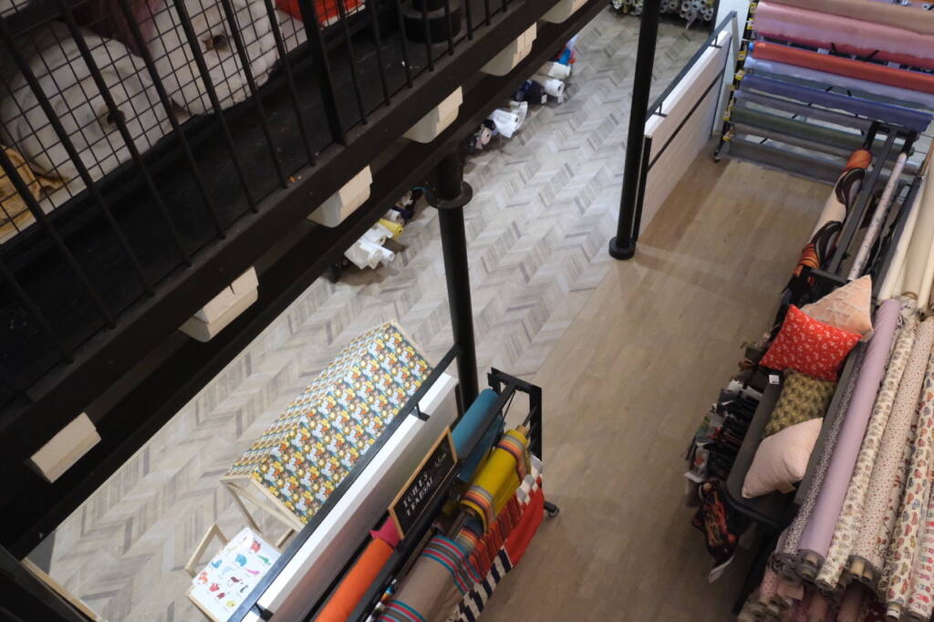Vue en plongée de la mezzanine de stockage du magasin, par Amélie Beaumont, Architecte d'intérieur à Nantes et Pays de Loire UFDI 44