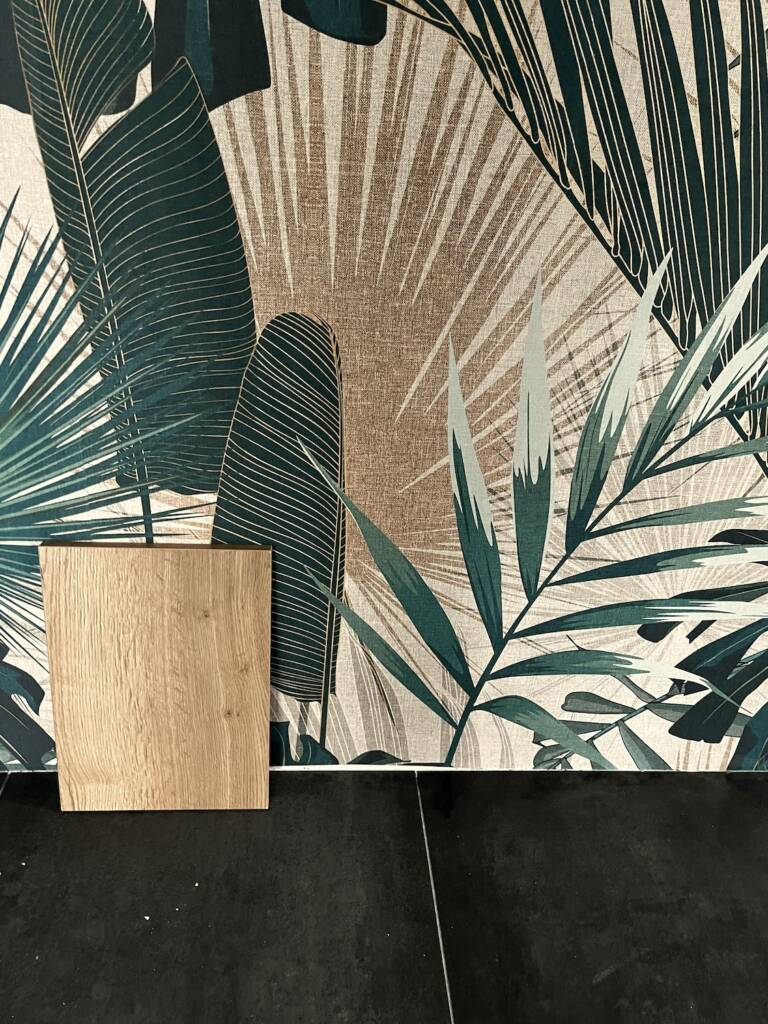 Sélection de matière, papier peint jungle, chêne clair, par Amélie Beaumont, Architecte d'intérieur à Nantes et Pays de Loire 44